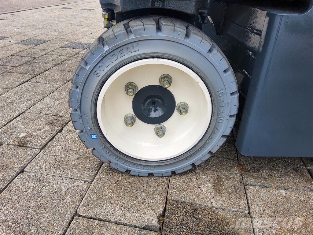 Combilift CBE 3000 Повдигач с движение в 4 посоки