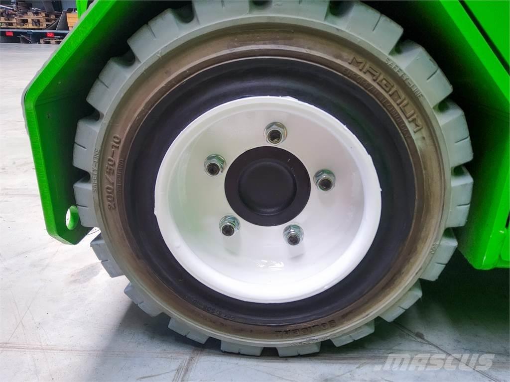 JMG MC 32S Телескопични товарачи