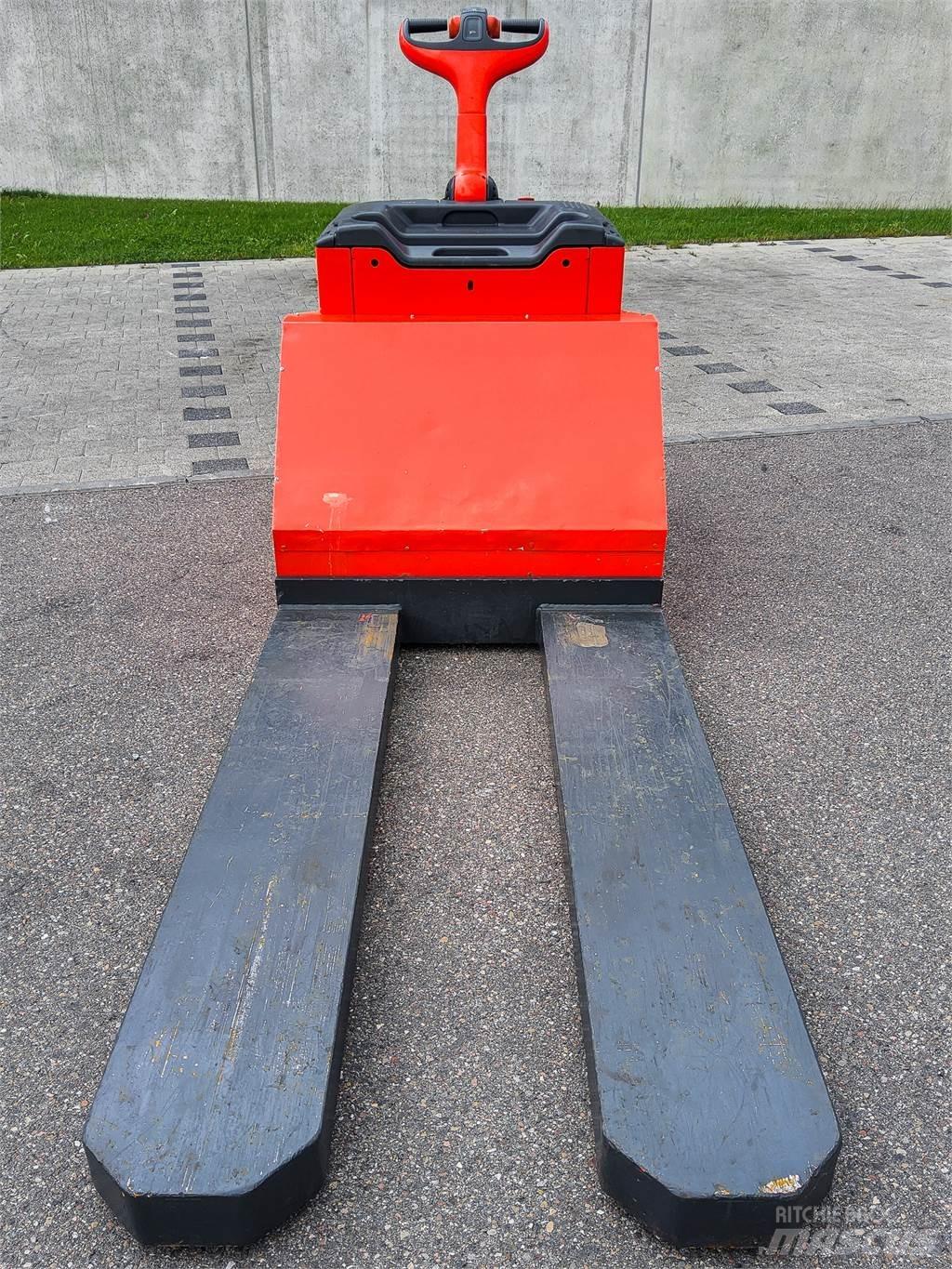 Linde T 30 Колички високоповдигачи с теглич