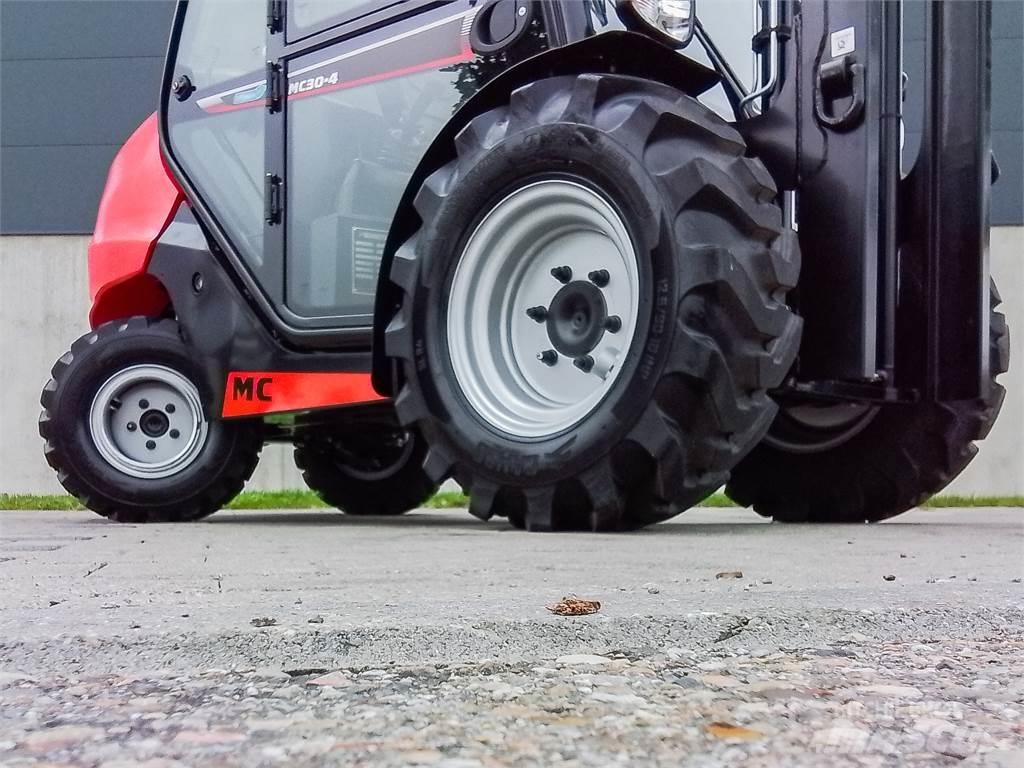 Manitou MC 30-4 Камиони за херавни местности