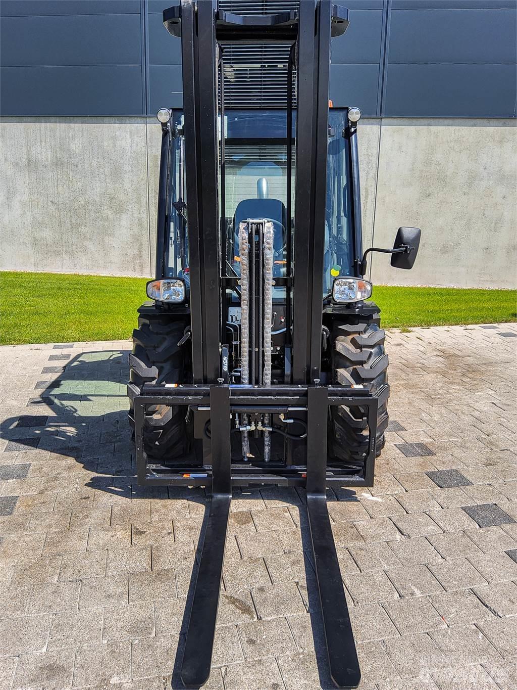 Manitou MC 30-4 Камиони за херавни местности