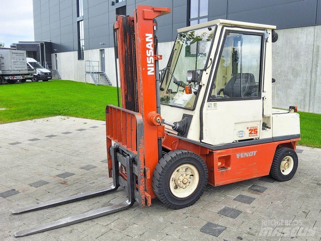 Nissan EH02F25U Дизелови камиони