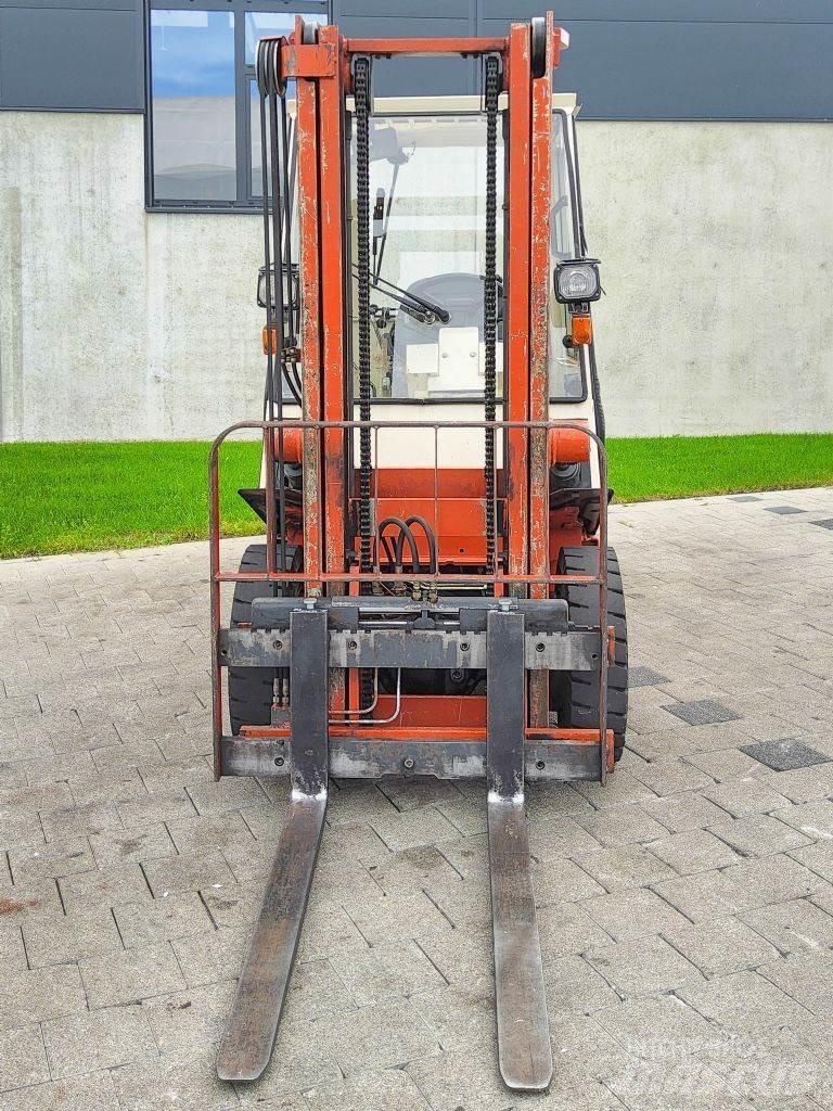Nissan EH02F25U Дизелови камиони