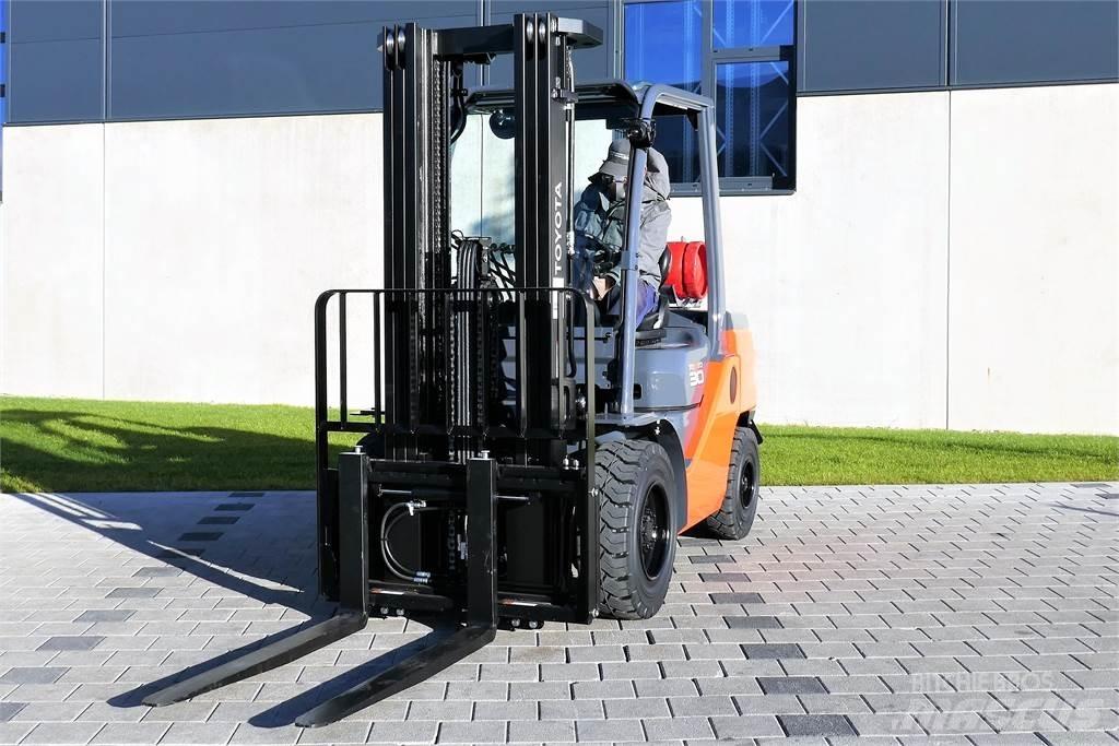 Toyota 02-8FGF30 Камиони с АГУ