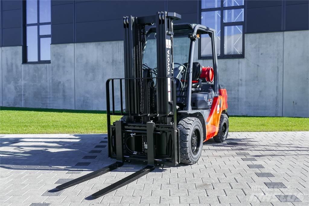 Toyota 02-8FGF30 Камиони с АГУ