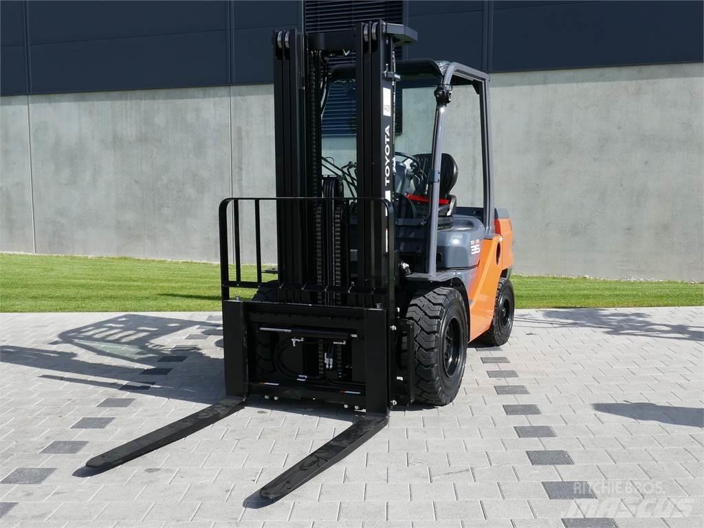 Toyota 52-8FDJF35 Дизелови камиони