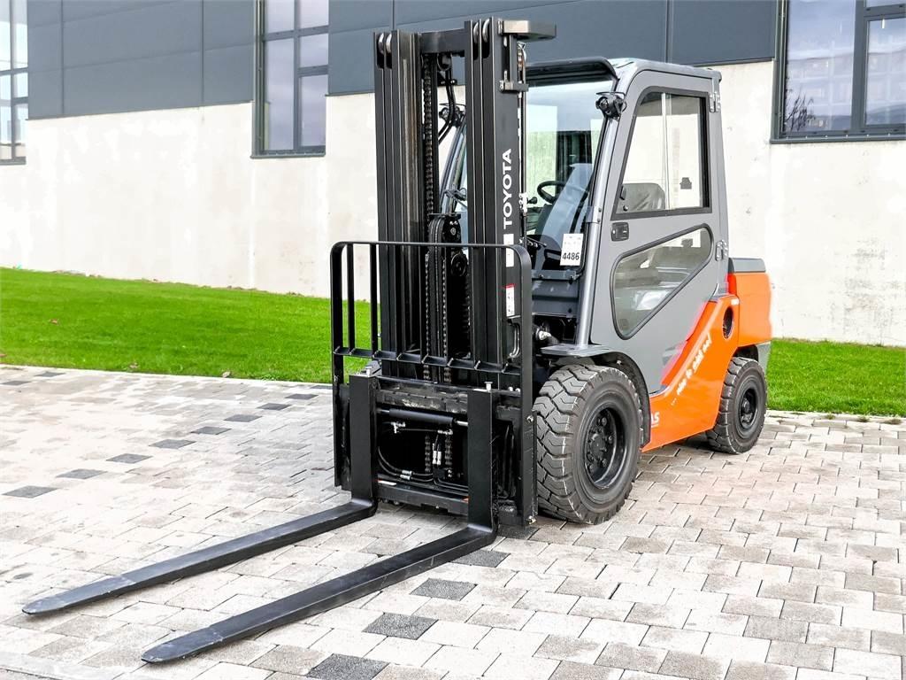 Toyota 52-8FDJF35 Дизелови камиони