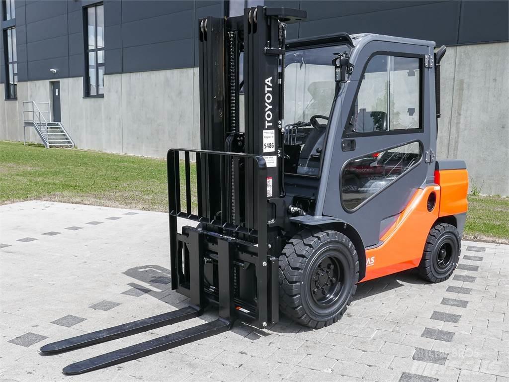 Toyota 52-8FDJF35 Дизелови камиони