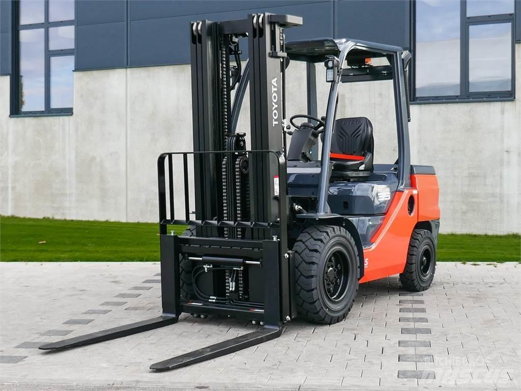 Toyota 52-8FDJF35 Дизелови камиони
