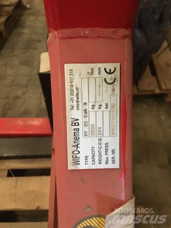 Wifo PF 25 Челни товарачи и багери
