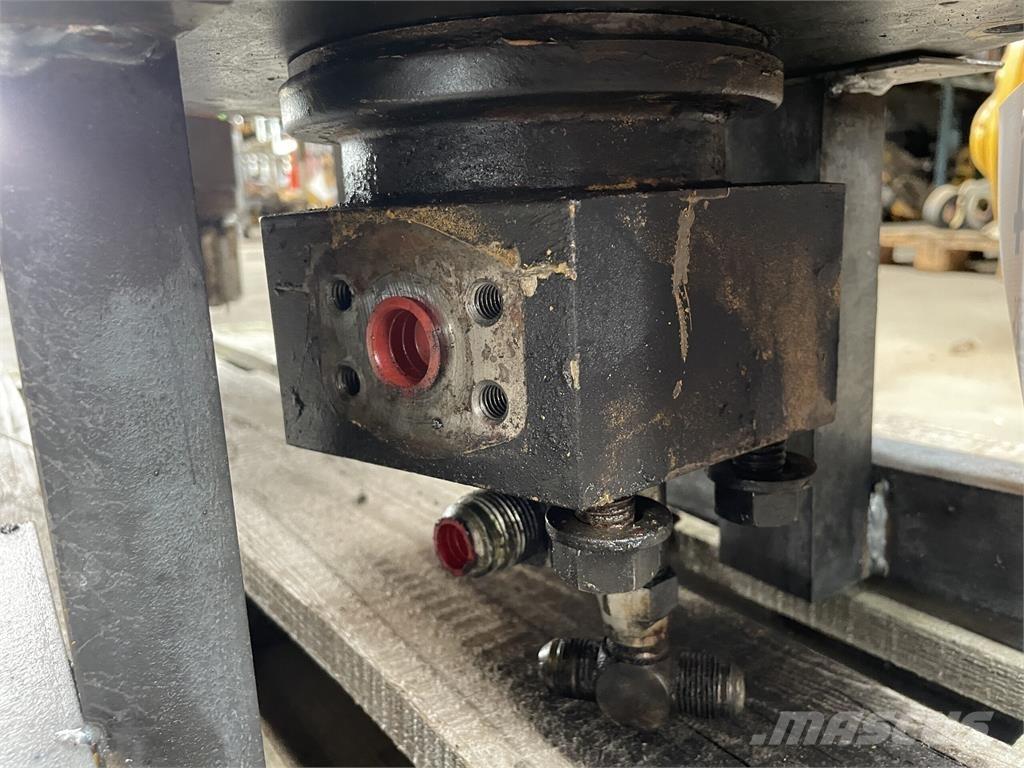 CAT 215LC svirvel Хидравлични