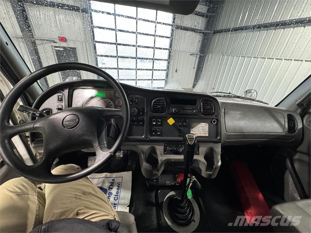 Freightliner M2 106 Самосвал