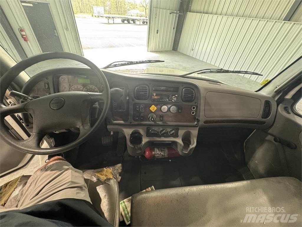Freightliner M2 106 Бордови