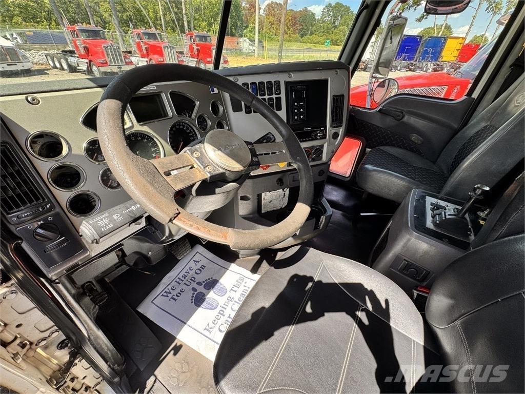 Mack GU713 Самосвал