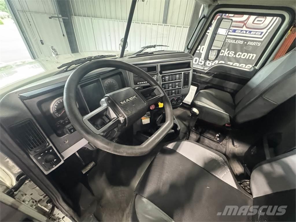 Mack Pinnacle Влекачи