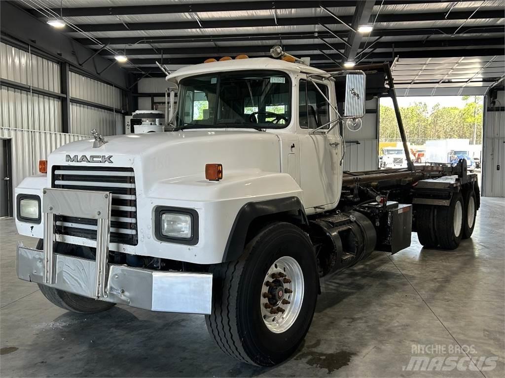 Mack RD688S Автофургони