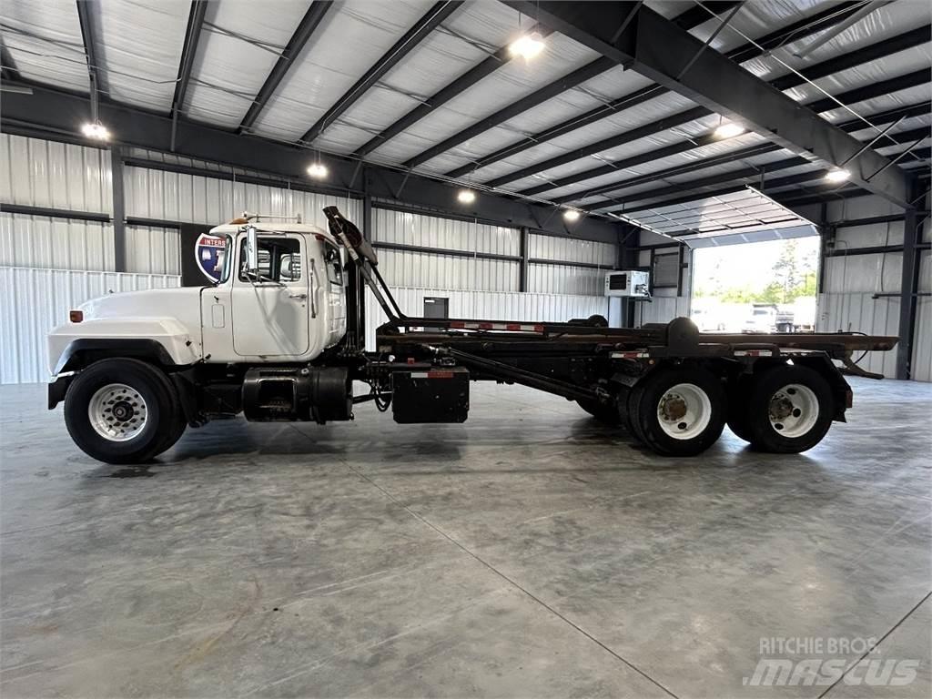 Mack RD688S Автофургони