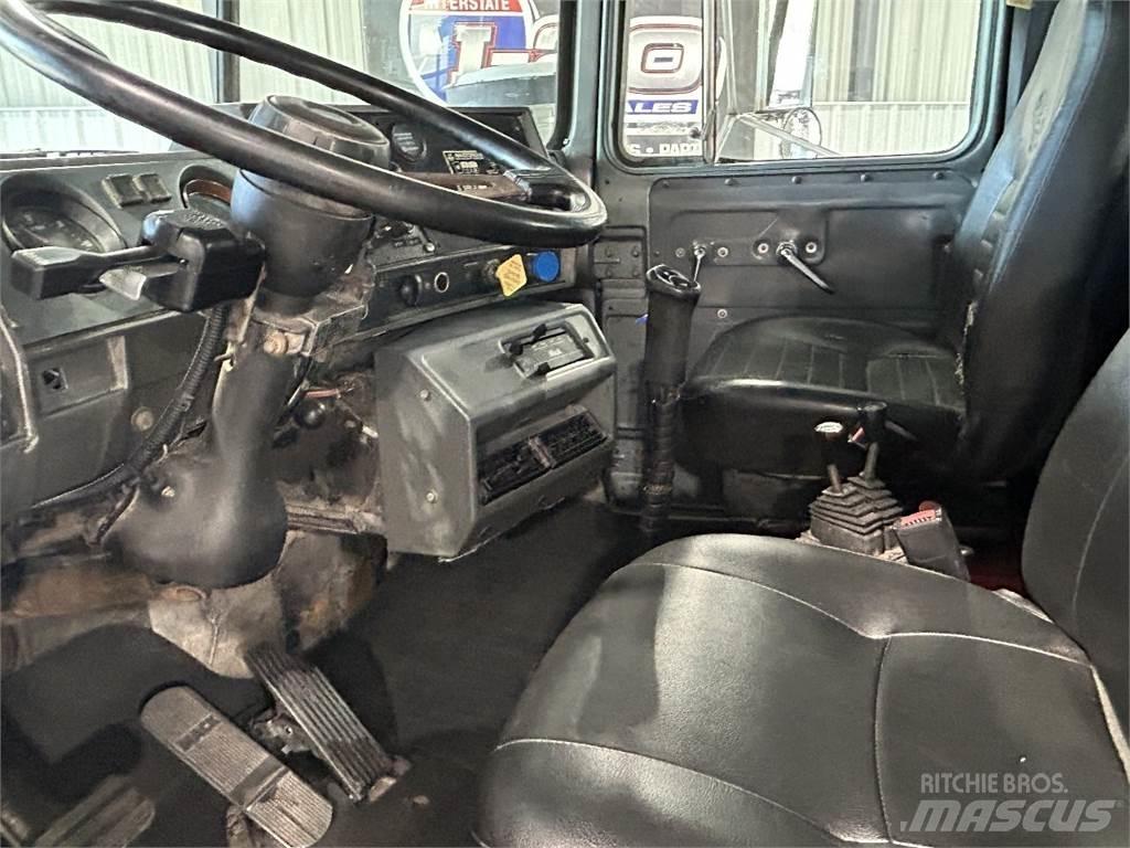 Mack RD688S Автофургони