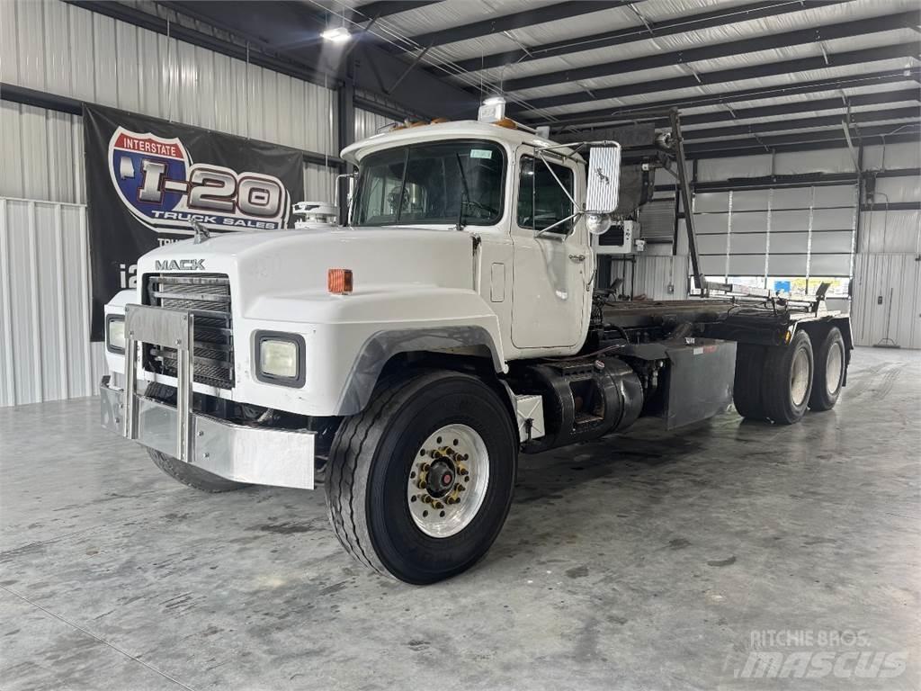Mack RD690S Автофургони