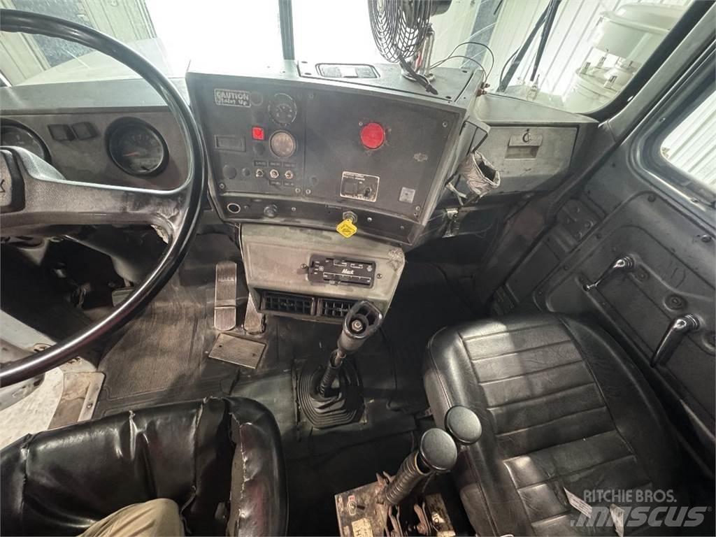 Mack RD690S Автофургони