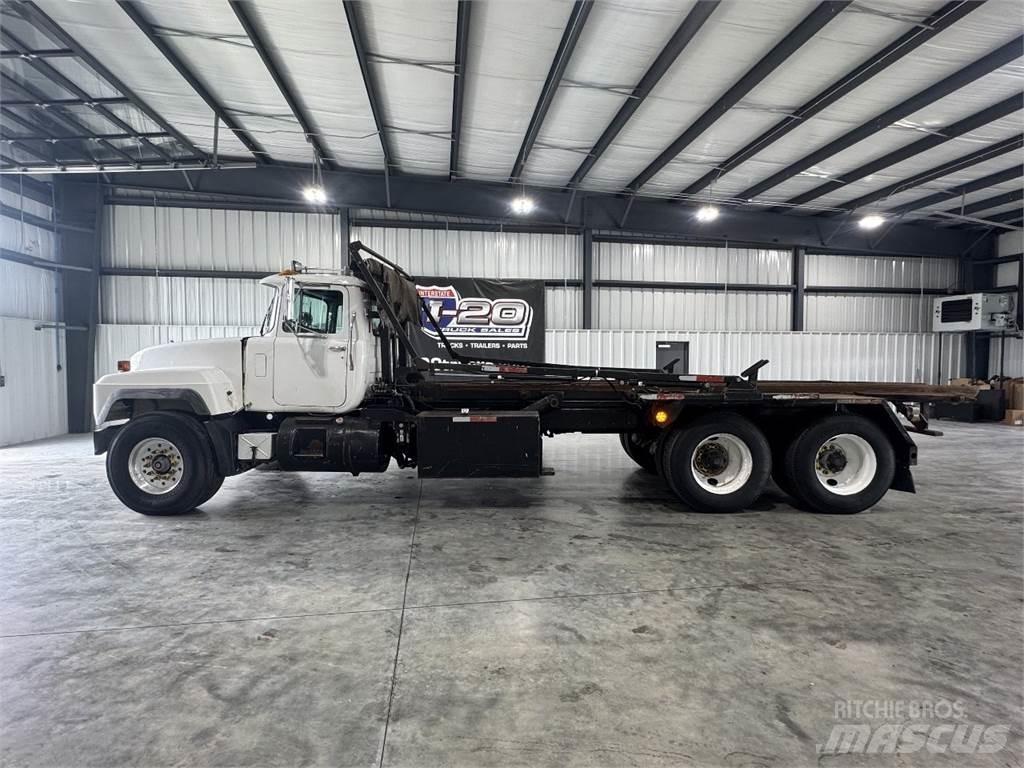 Mack RD690S Автофургони