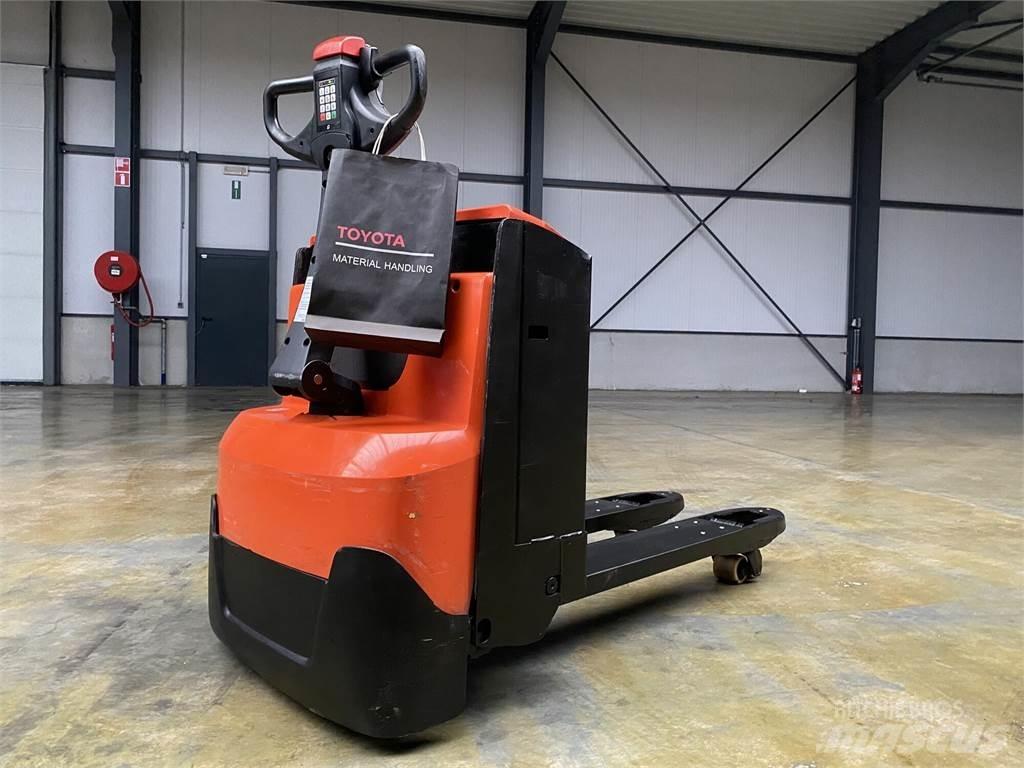 Toyota LWE200 Ръчно водими
