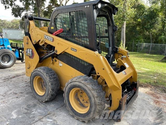 CAT 242D3 Мини товарачи

