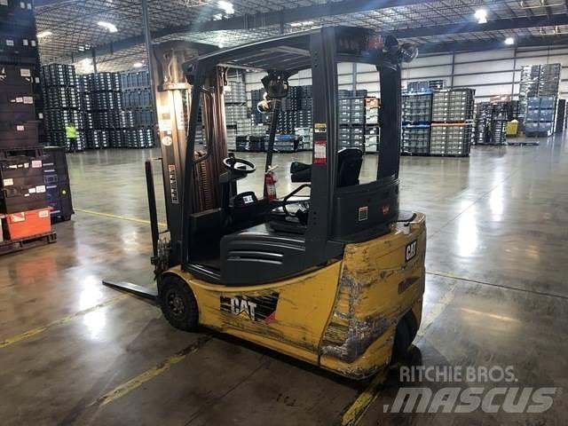 CAT 2ET3000 Електрически вилични кари-повдигачи