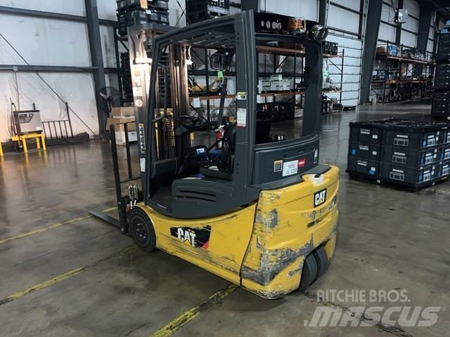 CAT 2ET3000 Електрически вилични кари-повдигачи