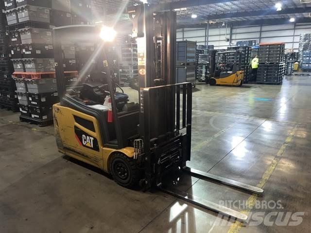 CAT 2ET3000 Електрически вилични кари-повдигачи
