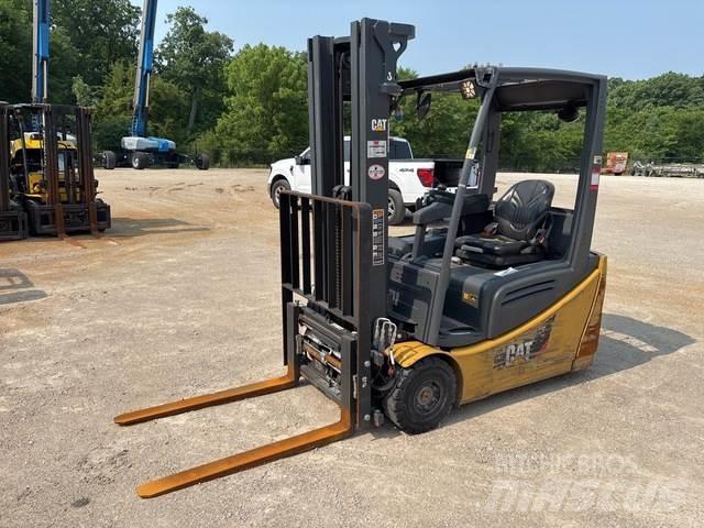 CAT 2ET3000 Електрически вилични кари-повдигачи