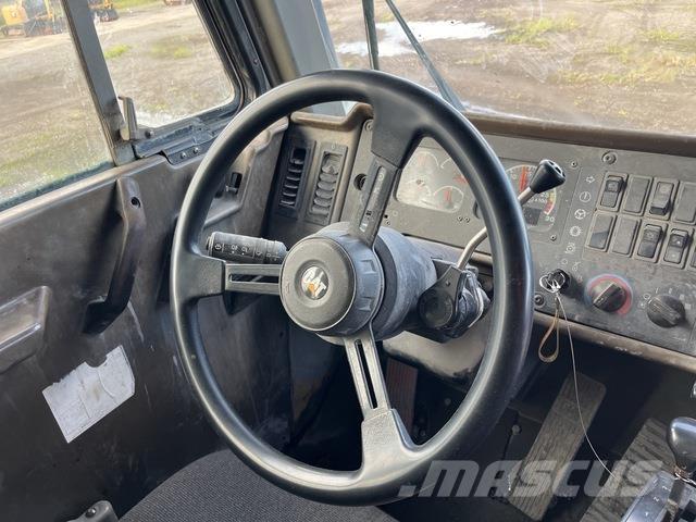 CAT 775D Дъмпери/моторни превозни средства