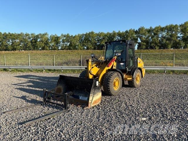 CAT 906 Колесни товарачи