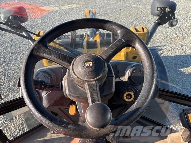 CAT 906 Колесни товарачи