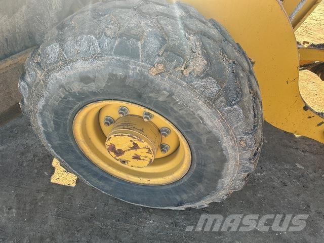 CAT 906H Колесни товарачи