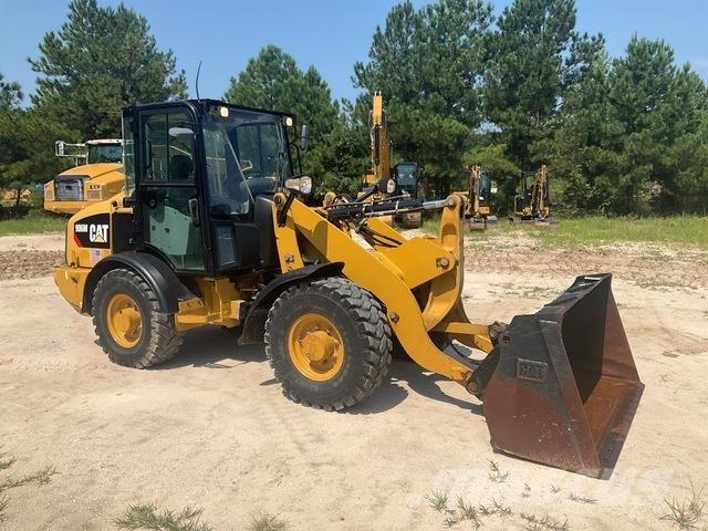 CAT 906M Колесни товарачи