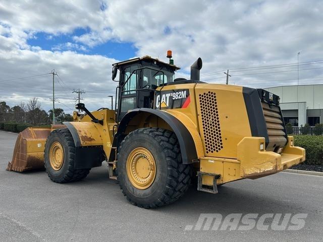 CAT 982M Колесни товарачи