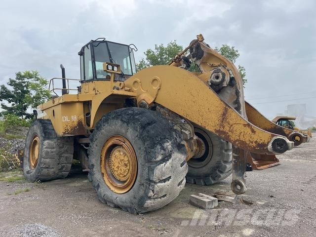 CAT 990 Колесни товарачи