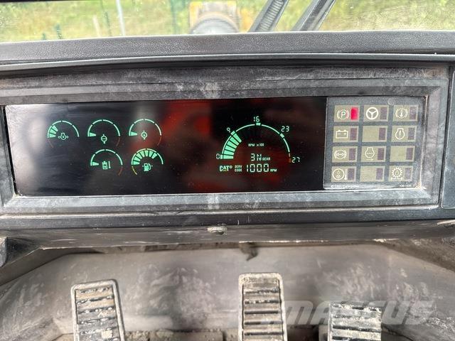 CAT 990 Колесни товарачи