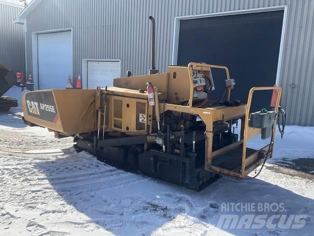 CAT AP255E Машини за асфалт