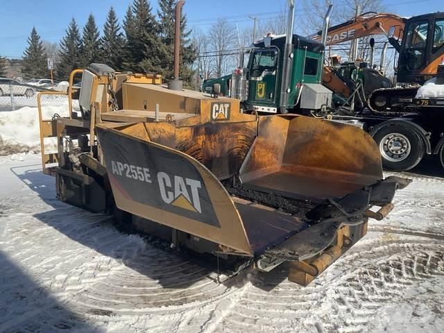 CAT AP255E Машини за асфалт