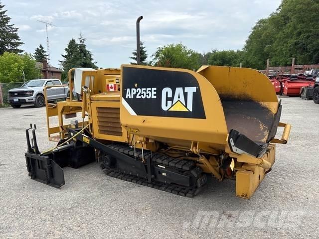 CAT AP255E Машини за асфалт