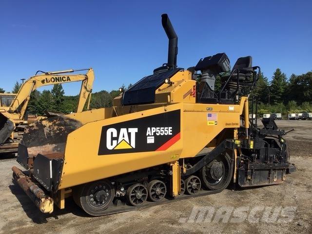 CAT AP555E Машини за асфалт