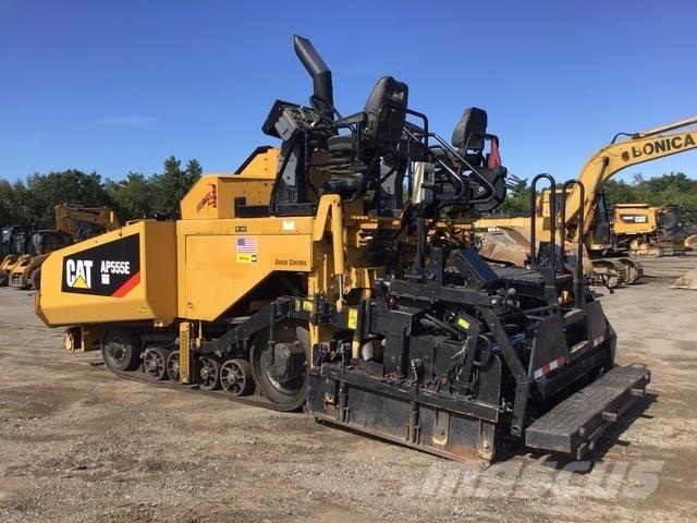 CAT AP555E Машини за асфалт