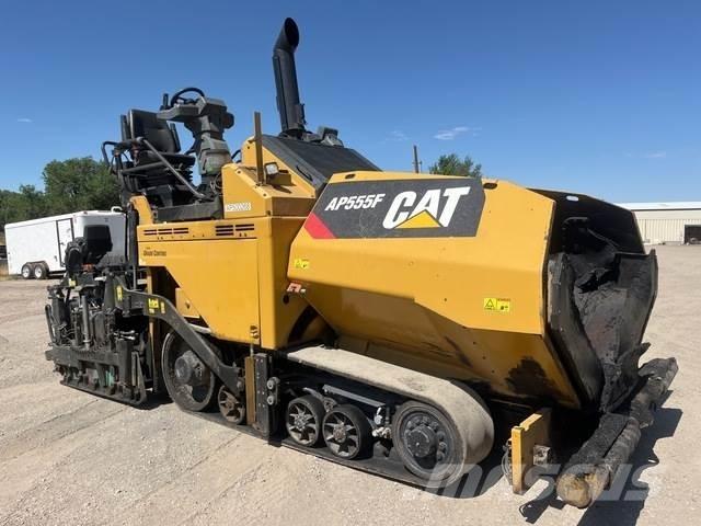 CAT AP555F Машини за асфалт