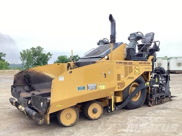 CAT AP600F Машини за асфалт