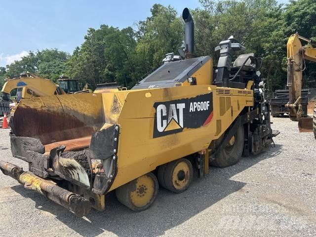 CAT AP600F Машини за асфалт
