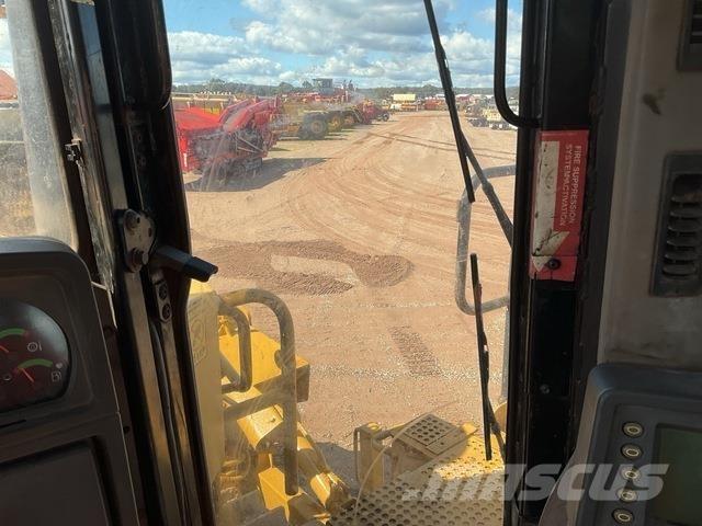 CAT D10T Верижни булдозери
