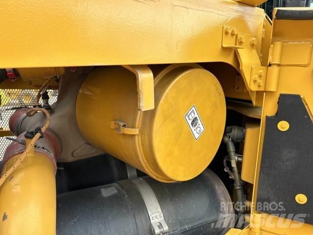 CAT D10T2 Верижни булдозери
