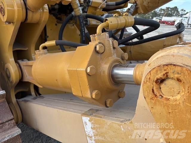CAT D8T Верижни булдозери
